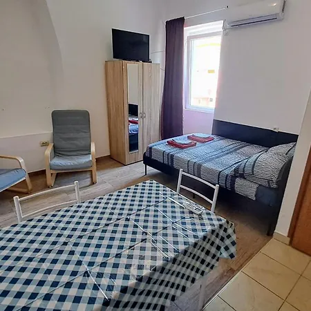 Dejan Apartments-top Centar-old Town-low Budget Apartment Pula