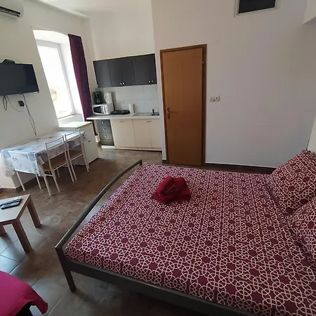Dejan 2-top Centar-old Town Studio * Pula