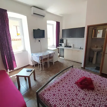 Dejan Apartments-top Centar-old Town-low Budget Apartment Pula