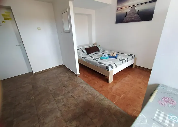 Dejan Apartments-top Centar-old Town-low Budget Pula