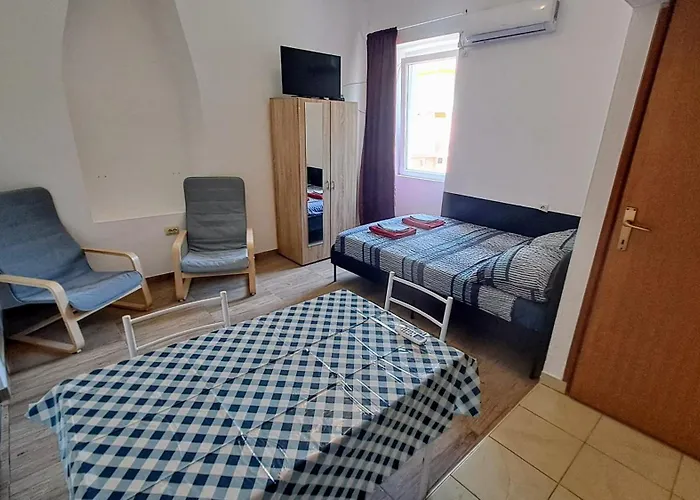 Dejan Apartments-top Centar-old Town-low Budget Appartement Pula