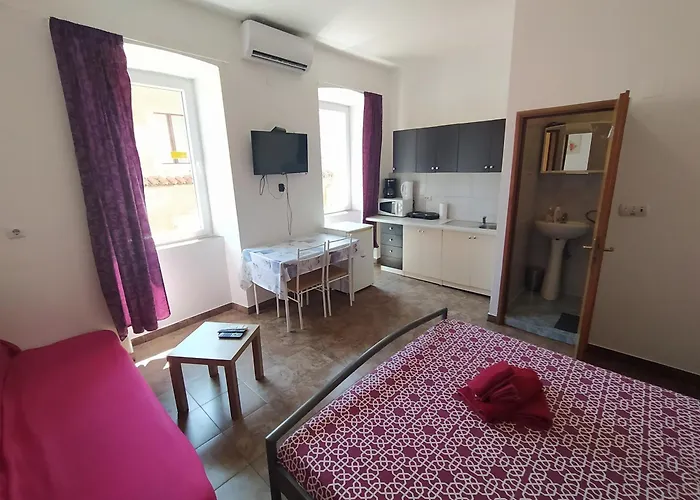 Dejan Apartments-top Centar-old Town-low Budget Apartment Pula